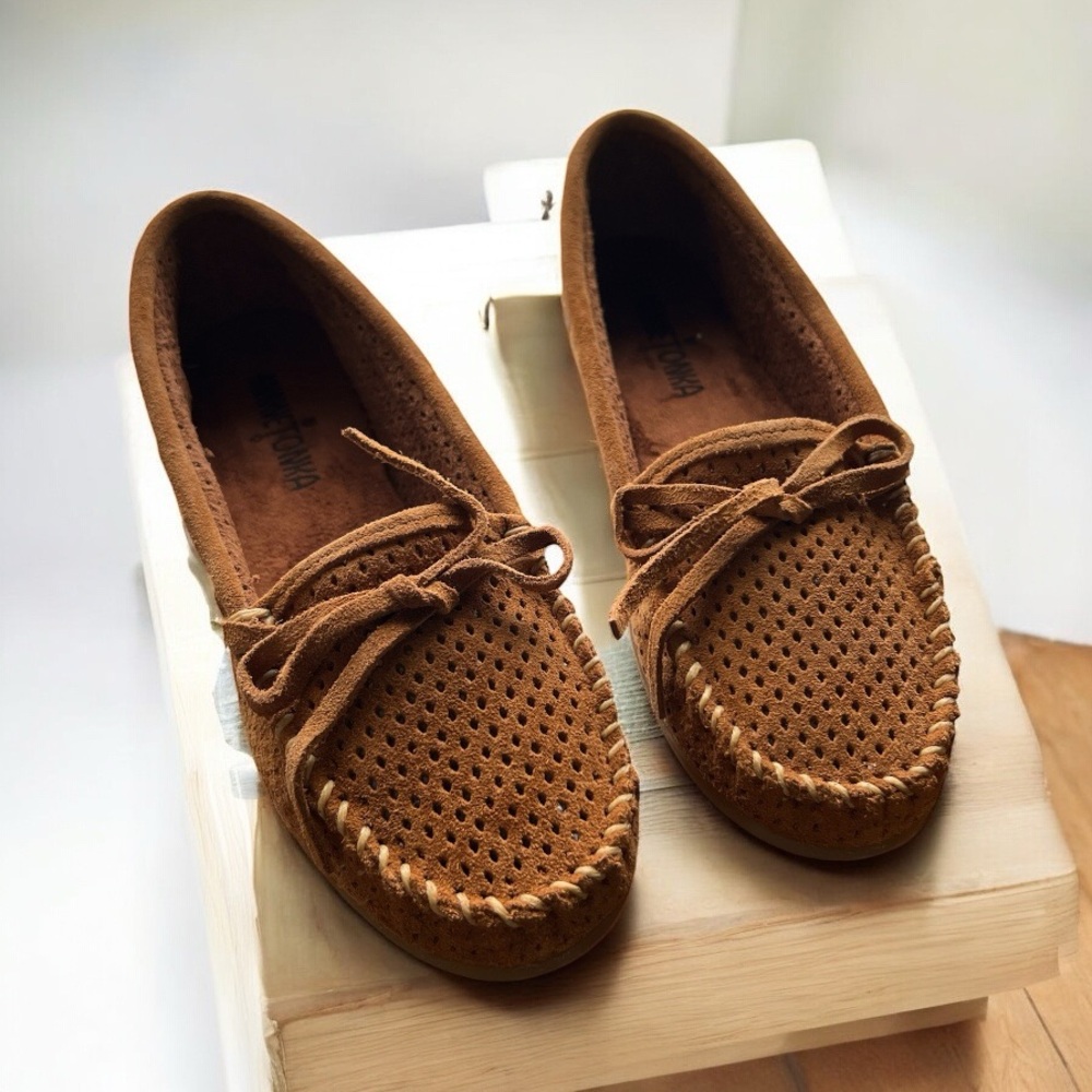 💕VINTAGE💕 Minnetonka Brown Moccasins with Classic Design and Rawhide Laces